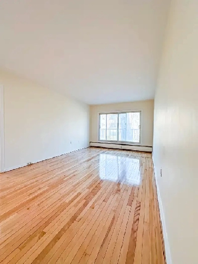 3.5 Close to airport. Heat   hot water included. Image# 1