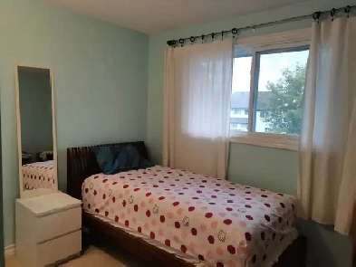 bright upstairs single room 4 rent, NW, Transit,shopping,schools Image# 1