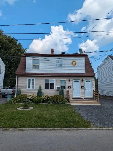 2-Bedroom Upper Unit   Utilities Included   Central Cornwall Image# 1