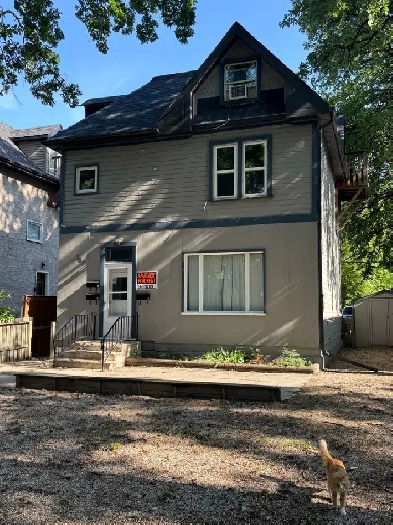 NORWOOD/ ST. BONIFACE TRIPLEX Image# 7