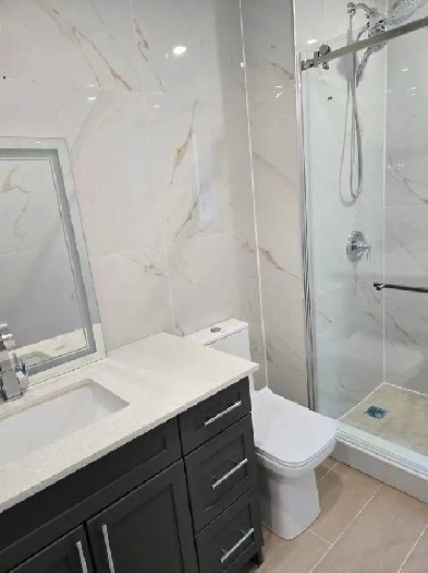 Rent by room bungalow in East Gwillimbury Shre kitchen ,bathroom Image# 1