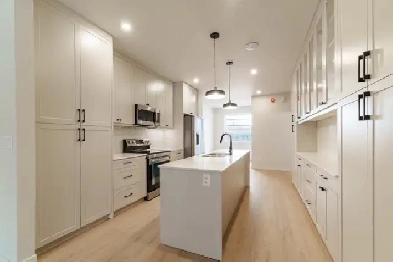 Luxury 3 Bedroom Townhouse Available For October! Image# 1