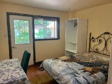 BRIGHT LARGE ROOM  MAIN FL-50m TO PLAZA STEELES AND BATHURST Image# 1