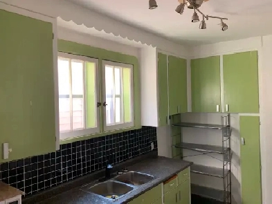 large 4 plus bedroom 2 bath family house close to all amenities. Image# 1