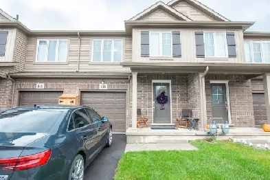 Bright & Spacious 3 Bedroom Townhouse in Welland! Image# 1