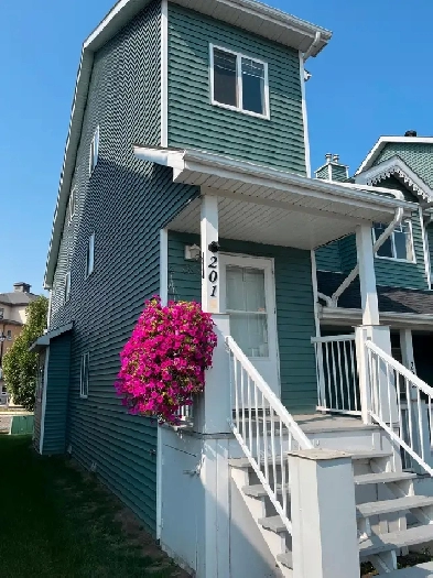 3 bedroom townhouse in Rainbow Park Sylvan Lake. Image# 1