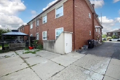 5 level backsplit with 3 separate entrances and a double garage Image# 5