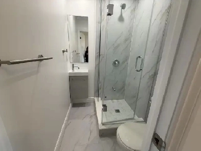 broadview/danforth bachelor apart 3min subway 6min downtown tor Image# 1