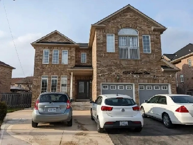 Room for immediate rent for girls in Mississauga. Image# 1