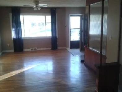 Altadore 3BDRM Hardwood Main Floor in Trendy Marta Loop( Image# 1