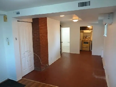 1 ET DEMI À LOUER. MÉTRO ST-MICHEL Image# 1