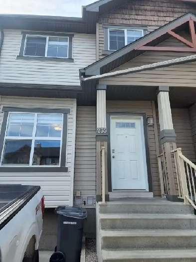 Townhouse in Strathmore - 3 Bedroom Image# 1