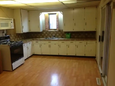 Spacious 2 Bedroom House For Rent! With Huge Yard! Image# 1