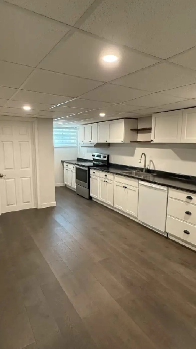 freshly renovated 3 bedroom apartment in the new west end Image# 1