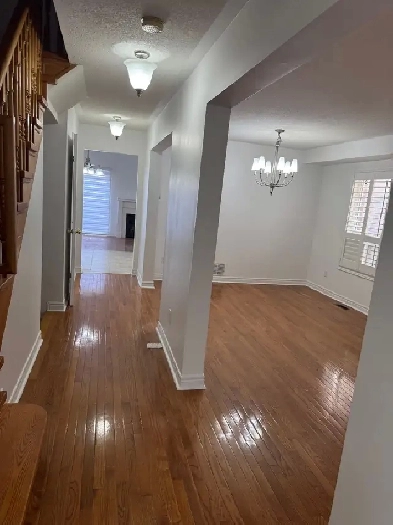 3 bedroom 2.5 bathroom Detached house in Scarborough. Image# 1