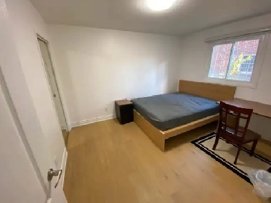 Beautiful/renovated/clean upstairsroom QEW/WinstonChurchil Oct 1 Image# 1