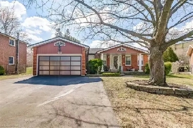 Renovated upstairs room Oct1 QEW/WinstonChurchill Image# 1