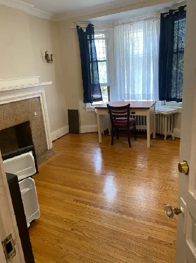 High Park Blvd-Roncesvalles Private Bright Clean Furnished Room Image# 7