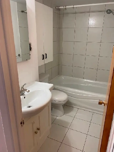 5 1/2 Près des services, école, épicerie, rénové Image# 5