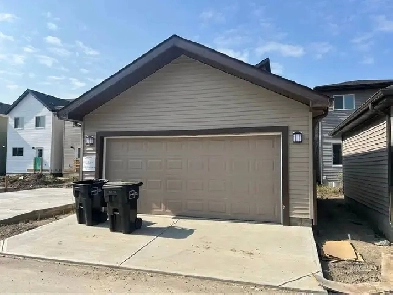 New Family Home with 4 Bedrm  Family nook and 3 Full Bathrooms Image# 2