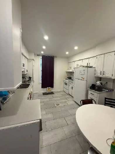 Three bedroom detached home for rent London Image# 10