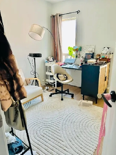 ossington davenport one room 2nd floor for Oct 1 Image# 4