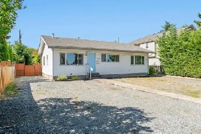 Versatile Property w/Three Separate living spaces! Image# 1