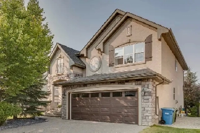Stunning Executive Home in Cranston! Backs on Green Area! Image# 5