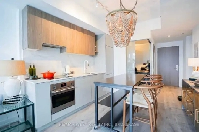 1 Bed   Den 2 Bath Condo Yonge/Eglinton Image# 1