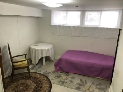 PRIVATE BRIGHT ROOM BASEMENT-1min TO PLAZA STEELES/BATHURST Image# 1