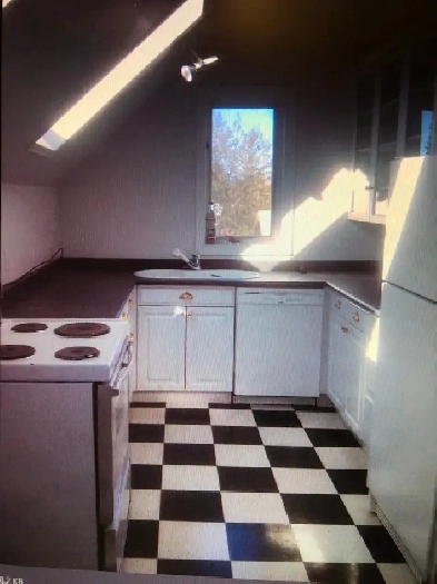 Vintage second floor apartment Image# 12
