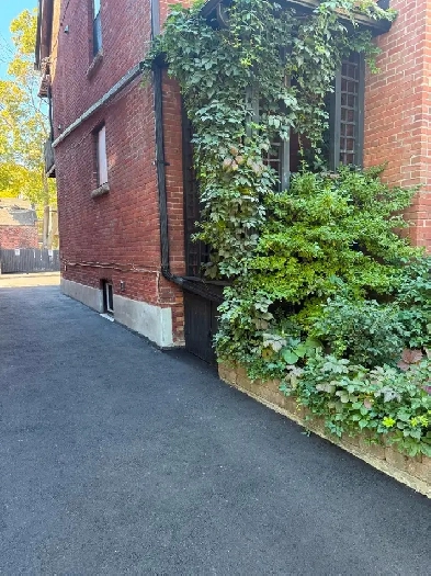 PARKING SPOT FOR RENT DOWNTOWN TORONTO ( HURON ST - BERNARD AV ) Image# 1