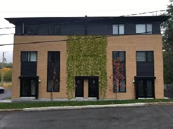 APPARTEMENT 4 1\2 GARAGE STATIONNEMENTR GRANDE TERRASSE CABANON Image# 1