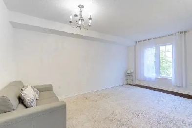 Townhouse in the Heart of Newmarket! Many Recent Improvements! Image# 7