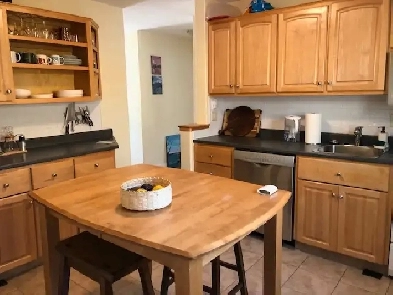 SPACIOUS TWO BEDROOM off QUINPOOL and CUNARD Image# 1