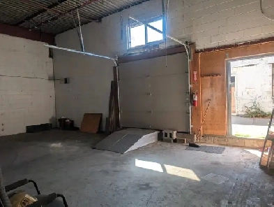 Kipling/ south Qew bay door/high celling shop ASAP Image# 2