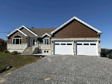 Charmante maison avec garage double et vaste terrain Image# 1