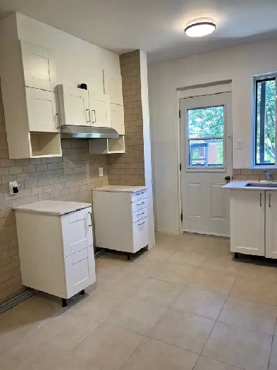 Ville St-Laurent, a 50 pied du Metro Côte-Vertu. 5 1/2 Image# 1