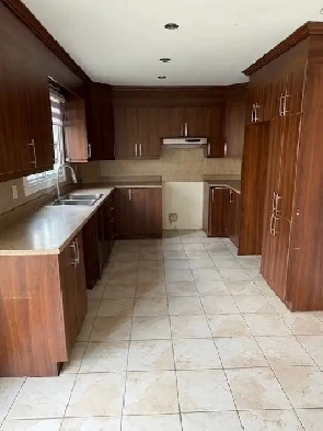 5 1/2 plus sous sol en avant d'un parc Image# 1