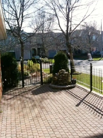 Beautiful 3-Bedroom End Unit Townhouse Silver City Location Image# 5