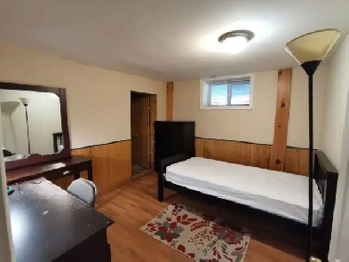 Female room for rent - Walk to Algonquin (all inclusive) Image# 4