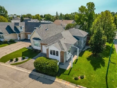 Stunning 4bdrm Bungalow w/ Lake Views & Full Finished Basement! Image# 7