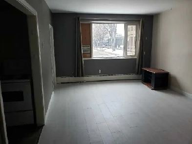 Downtown bachelor condo for sale - 400 4th Ave N Image# 1