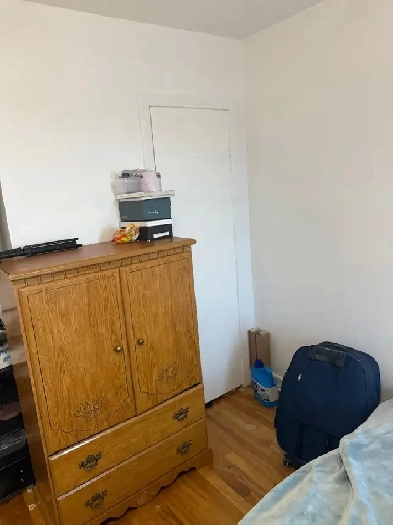 Chambre dans un grand 4 1/2 - Montréal Image# 1