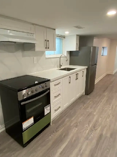 BRIGHT & WELL-KEPT  1   DEN APARTMENT IN OAKWOOD & VAUGHAN