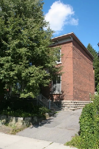 Sandy Hill Large 2 bedroom 2 block from Ottawa U Image# 1