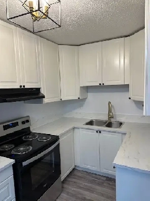 Renovated 1 BDRM & DEN in Old Strathcona! Top Floor, Balcony!!