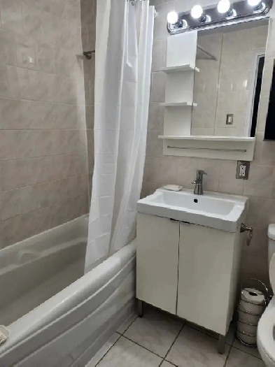 Studio entièrement meublé, près du centre-ville Image# 1