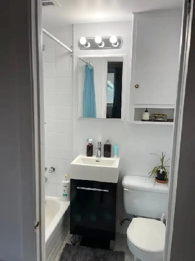 4 1/2 Grand, frais repeint 1200$ Image# 1