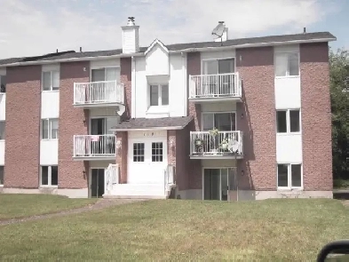 Bromont à louer  4 ½ avec Foyer a Bois pour le 1 Oct.  Pres du S Image# 2